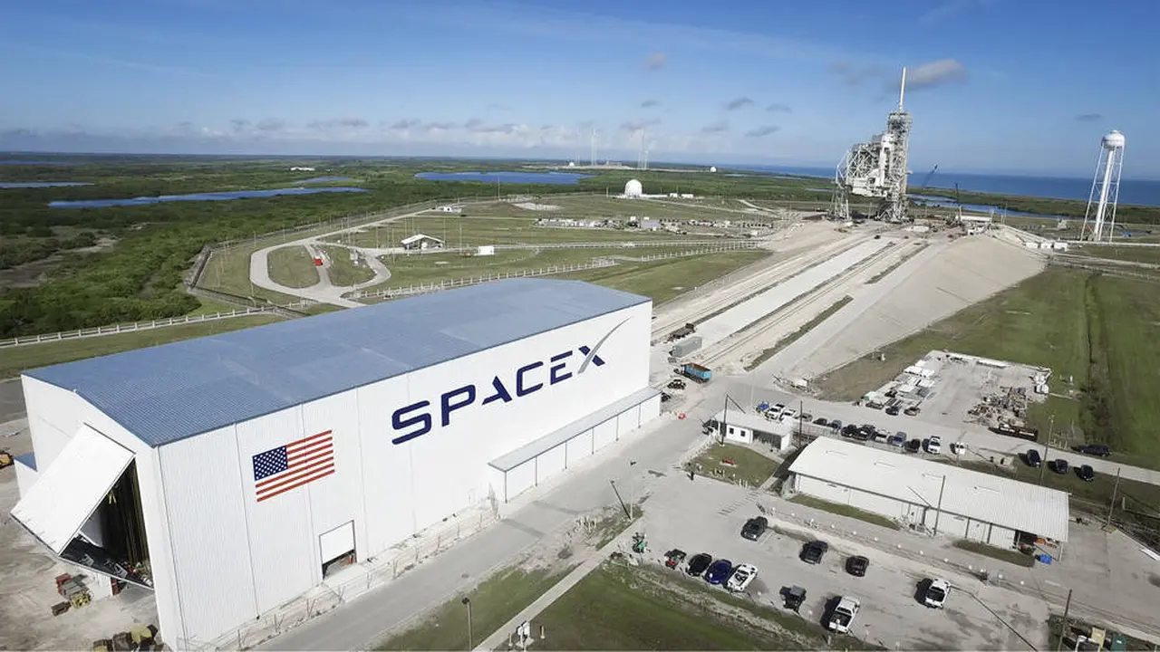 SpaceX Pecat Karyawan yang Bikin Surat Kritik untuk Elon Musk - Tekno ...