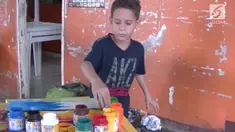 Rodrigo menggunakan media ubin dan cat minyak untuk membuat sebuah karya lukis.