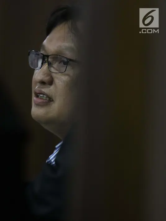 Terdakwa dugaan suap kepada Bupati Kabupaten Kepulauan Talaud non aktif Sri Wahyumi Manalip terkait pengadaan barang dan jasa TA 2019, Bernard Hanafi Kalalo saat sidang lanjutan di Pengadilan Tipikor, Jakarta, Rabu (31/7/2019). Sidang mendengar keterangan saksi. (Liputan6.com/Helmi Fithriansyah)