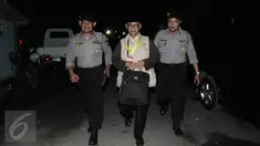 Koordinator kerohanian agama Islam, K.H. Hasan Makarim saat akan menuju Nusa Kambangan, Cilacap, Jateng, (28/7). Detik-detik jelang eksekusi mati 14 terpidana di Lapas Nusa Kambangan, Sejumlah Rohaniawan dihadirkan. (Liputan6.com/Helmi Afandi)