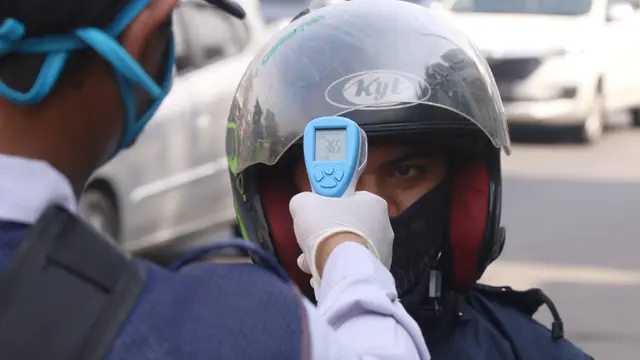 PSBB Tangerang Raya, Petugas Lakukan Cek Suhu Tubuh Pengendara