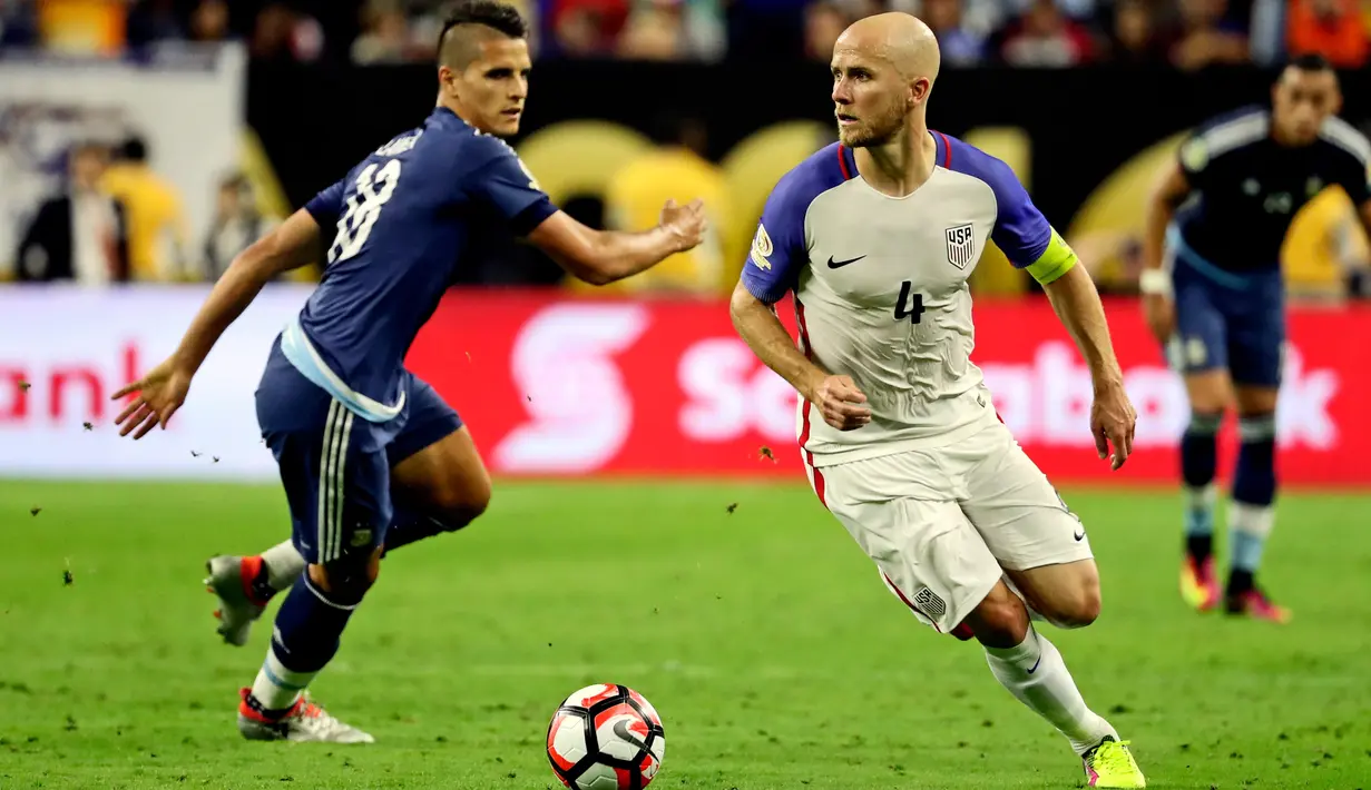 Gelandang Amerika Serikat, Michael Bradley (4) mengontrol bola saat pertandingan semifinal Copa America Centenario 2016 melawan Amerika Serikat di Stadion NRG, (21/6). AS kalah 0-4 lawan Argentina. (Kevin Jairaj-USA TODAY Sports)