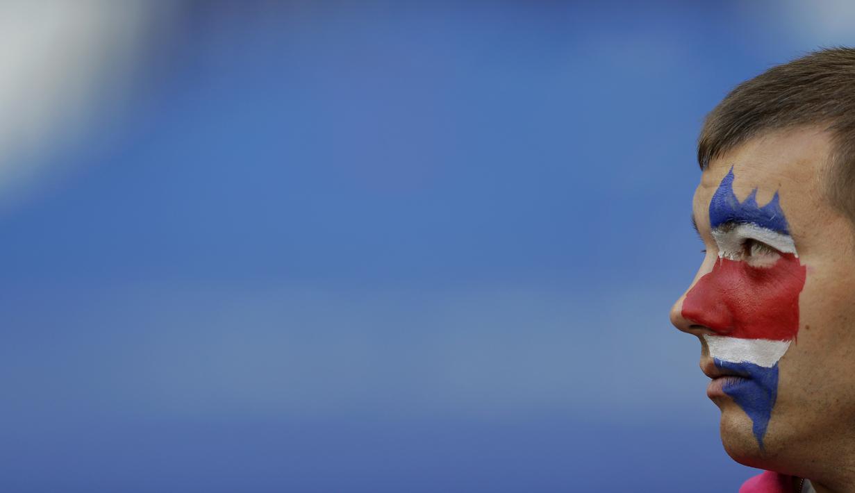 Wajah seorang suporter saat menyaksikan Kosta Rika melawan Serbia pada laga grup E Piala Dunia 2018 di Samara Arena, Samara, Rusia, (17/6/2018). Serbia menang 1-0.  (AP/Natacha Pisarenko)