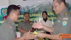 Citizen6, Bandung: Acara diakhiri dengan Pemotongan Tumpeng oleh  Kapendam dan diserahkan langsung kepada Prajurit yang akan memasuki Purna tugas Peltu Dedi Setiawan. (Pengirim: Pendam3)