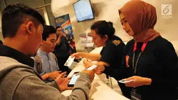 Panitia melayani pendaftaran Citizen Journalist Academy Energi Muda Pertamina, Jakarta, Kamis (27/7). Acara ini diusung oleh Pertamina, Liputan6.com dan Indosiar yang mencari bakat mahasiswa di bidang  jurnalistik. (Liputan6.com/Helmi Afandi)