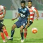 Pemain Madura United, Bayu Gatra (kanan) mencoba melewati hadangan pemain Arema Cronus  pada laga Torabika Soccer Champions 2016 di Stadion Gelora Bangkalan, Jumat (6/5/2016) WIB. (Bola.com/Fahrizal Arnas)