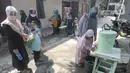 Anak-anak mencuci tangan usai belajar di Taman Pendidikan Al-Qur'an (TPA) Al-Muthmainnah Cinere, Depok, Rabu (1/7/2020). Jadwal murid diatur dalam beberapa sesion waktu (pagi siang sore) sebagai wajud penerapan sosial distancing dalam kelas. (merdeka.com/Arie Basuki)