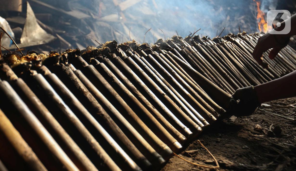 Lemang bambu ini dijual dengan harga jual sebesar Rp 17 ribu per bambu. (Liputan6.com/Herman Zakharia)
