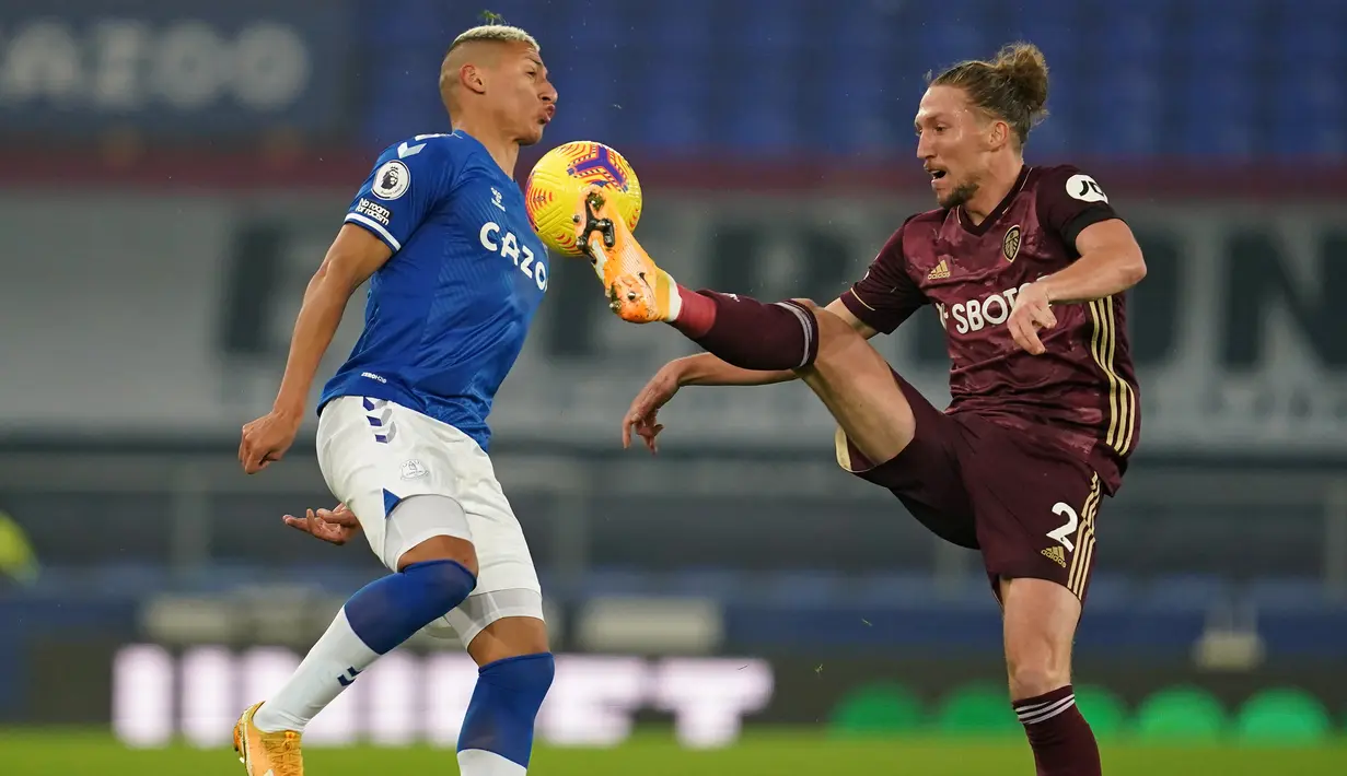 Striker Everton, Richarlison (kiri), berebut bola dengan bek Leeds United, Luke Ayling, dalam laga lanjutan Liga Inggris 2020/21 melawan Everton di Goodison Park Stadium, Sabtu (28/11/2020) waktu setempat. Everton kalah 0-1 dari Leeds United. (AFP/Jon Super/Pool)