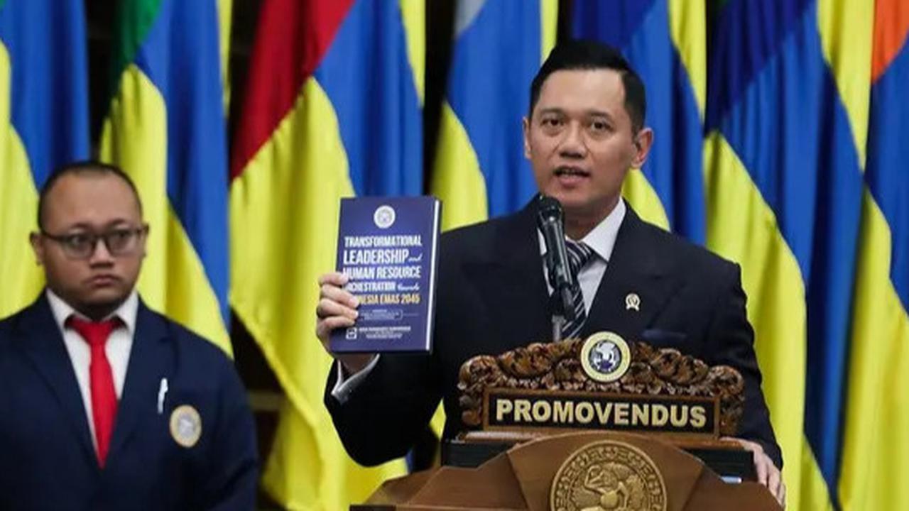 Gagah dan Tampan, 7 Potret AHY Terima Gelar Doktor dari Univeritas Airlangga, Rektor: Bukan Doktor Universal Studio