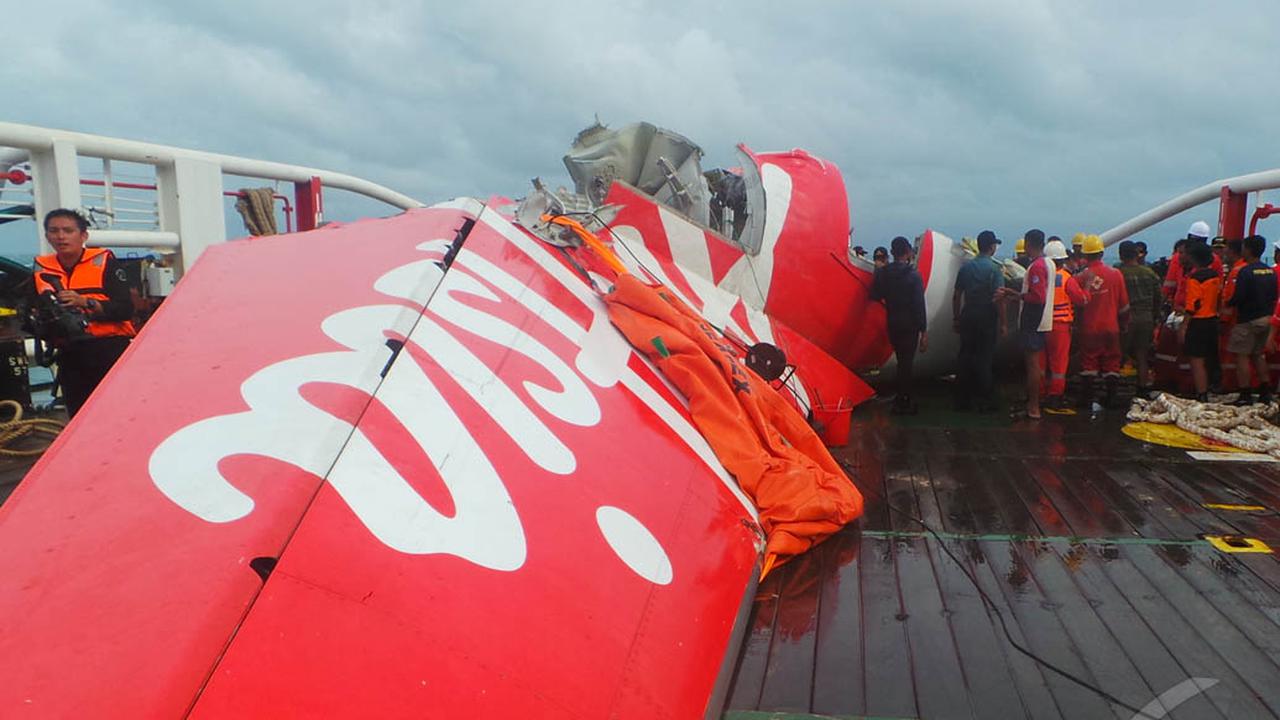 Kondisi Ekor AirAsia QZ8501 yang Berhasil Diangkat