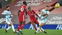Gelandang Liverpool, Georginio Wijnaldum, melepaskan tendangan yang berbuah gol kedua Liverpool ke gawang Wolverhampton dalam laga lanjutan Liga Inggris 2020/21 pekan ke-11 di Anfield Stadium, Minggu (6/12/2020). Liverpool menang 4-0 atas Wolverhampton. (Pool via AFP/Peter Powell)