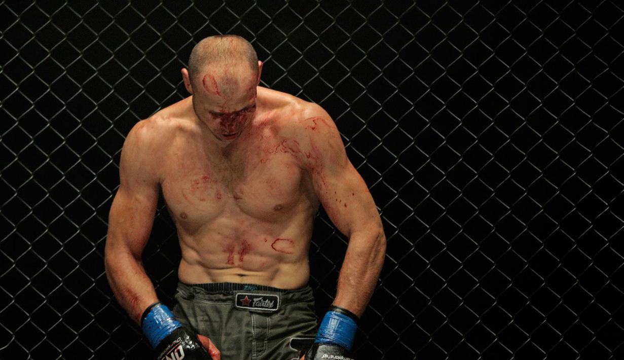 Igor Svirid petarung Kazakstanbertarung habis-habisan hingga bercucran darah melawan Luis Santos. (Bola.com/Peksi Cahyo)