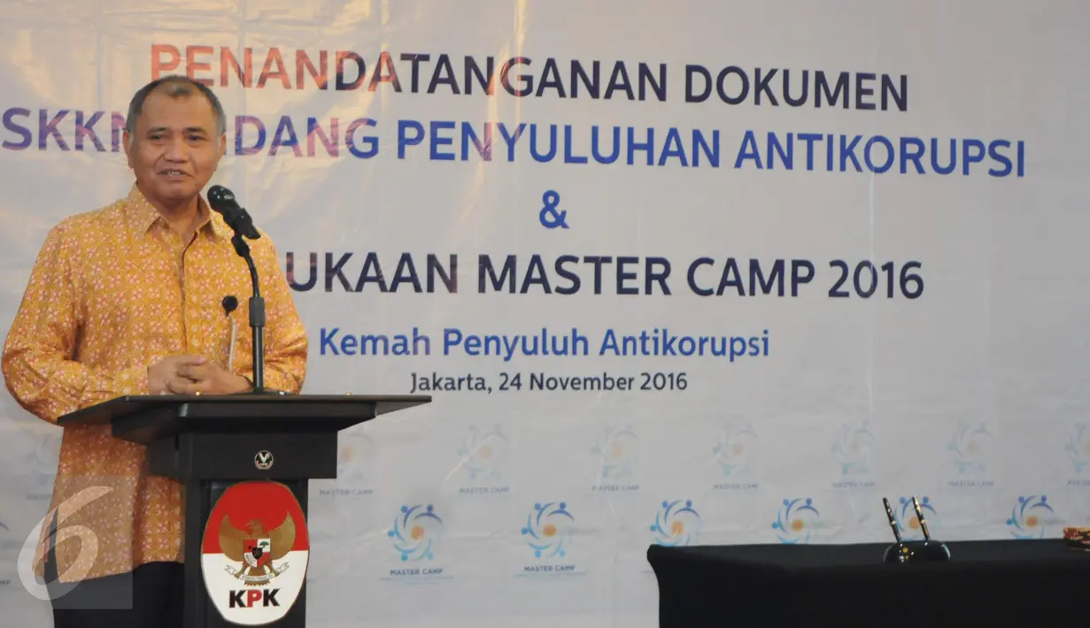 Ketua KPK Agus Rahardjo memberikan sambutan usai penandatanganan Standar Kompetensi Kerja Nasional Indonesia (SKKNI) bidang penyuluhan antikorupsi dengan Kementerian Ketenagakerjaan di Gedung KPK, Jakarta, Kamis (24/11). (Liputan6.com/Helmi Afandi)