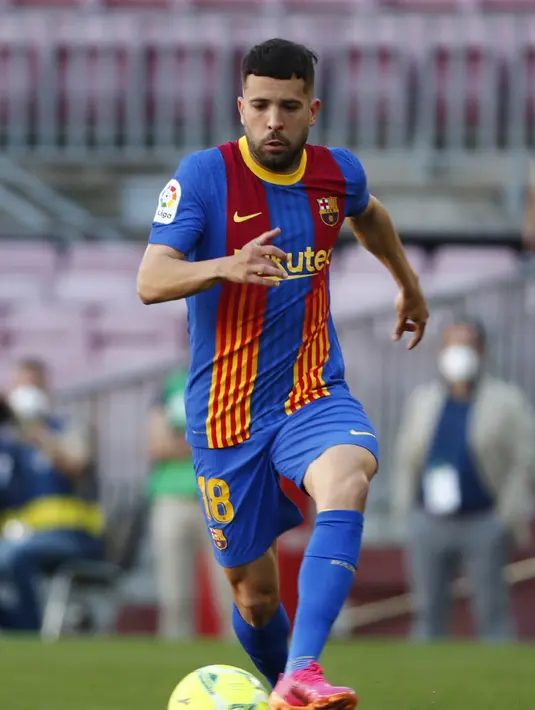 Bek Barcelona, Jordi Alba menggiring bola saat bertanding melawan Atletico Madrid pada pertandingan lanjutan La Liga Spanyol di stadion Camp Nou di Barcelona, Spanyol, Sabtu (8/5/2021). Sedangkan Barcelona di posisi ketiga (75 poin). (AP Photo / Joan Monfort)