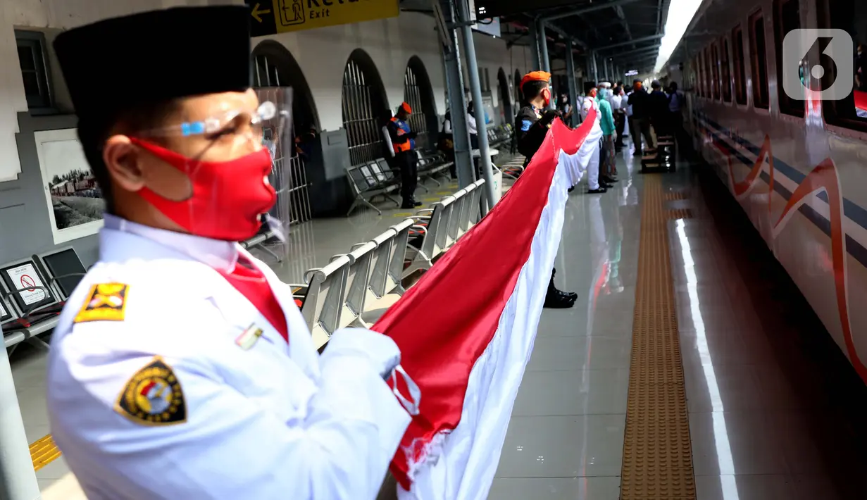 Personil Paskibra membentangkan bendera Merah Putih di Stasiun Pasar Senen, Jakarta, Senin (17/8/2020). Dalam rangka peringatan ke-75 tahun Hari Kemerdekaan Indonesia, PT KAI Daop 1 Jakarta mengadakan upacara pembentangan Bendera Merah Putih sepanjang 17 meter. (Liputan6.com/Helmi Fithriansyah)