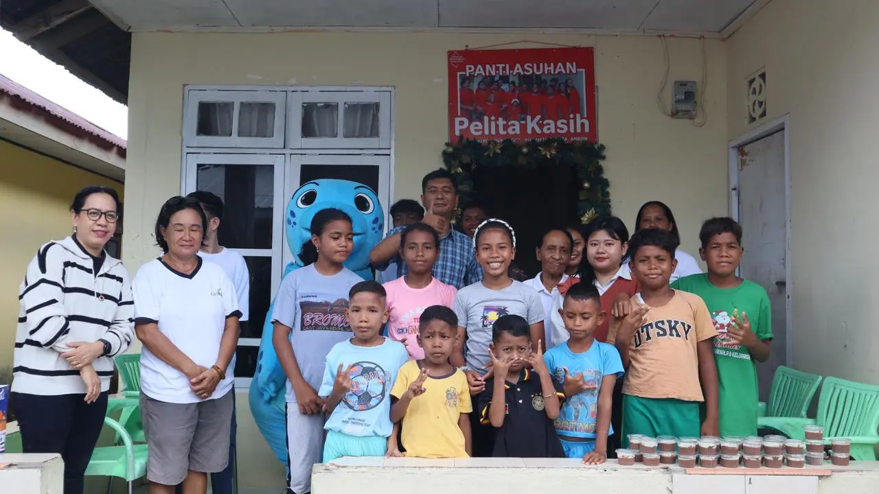 100 anak yatim piatu dari dua panti asuhan di Ambon mendapatkan santunan.