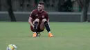 Gaya Marko Simic menanti giliran menendang saat latihan jelang melawan Tampines Rovers Piala AFC 2018 di Lapangan ABC, Senayan, Jakarta (27/2/2018). Marko Simic menjadi menjadi salah satu andalan Persija musim 2018. (Bola.com/Nick Hanoatubun)
