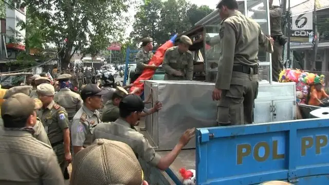 Satpol PP Pemkot Jakarta Timur kembali merazia Pedagang Kaki Lima (PKL) yang berjualan di Trotoar. 