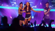 Penyanyi Ariana Grande saat tampil menghibur di acara NBA All-Star Game di Madison Square Garden, New York, Minggu (15/2). (Brad Barket/Getty Images/AFP)