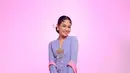 Andien Aisyah tampil cheerful dengan kebaya encim berwarna baby blue yang dipadukan dengan kain batik merah dan selendang pink. Penampilannya dipermanis dengan beberapa aksesori emas seperti bros, anting, dan tusuk konde. [@andienaisyah]