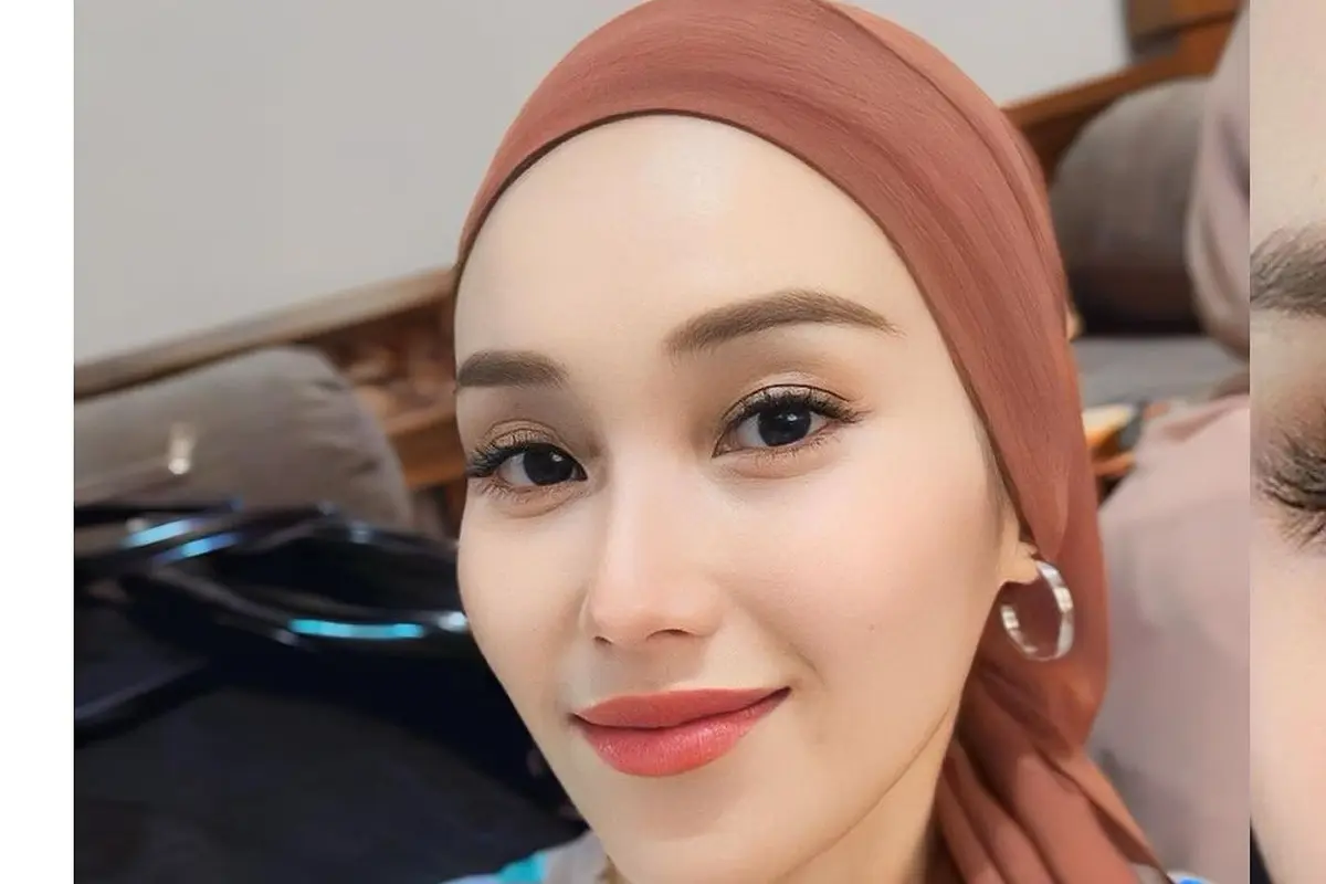 Inspirasi Hijab Padu Padan Model dan Warna Baju ala Ayu Ting Ting, Ide untuk Lebaran