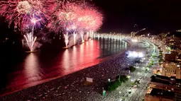 Pantai Copacabana di selatan kota Rio De Janeiro Brasil dikenal sebagai pesta tahun baru terheboh. Lebih dari dua juta pengunjung, baik wisatawan asing dan domestik berkumpul untuk berpesta di pantai ini. (rivieramagazine.fr)