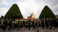 Warga antre masuk kuil Buddha untuk memberi penghormatan terakhir kepada Raja Bhumibol Adulyadej. (Reuters)