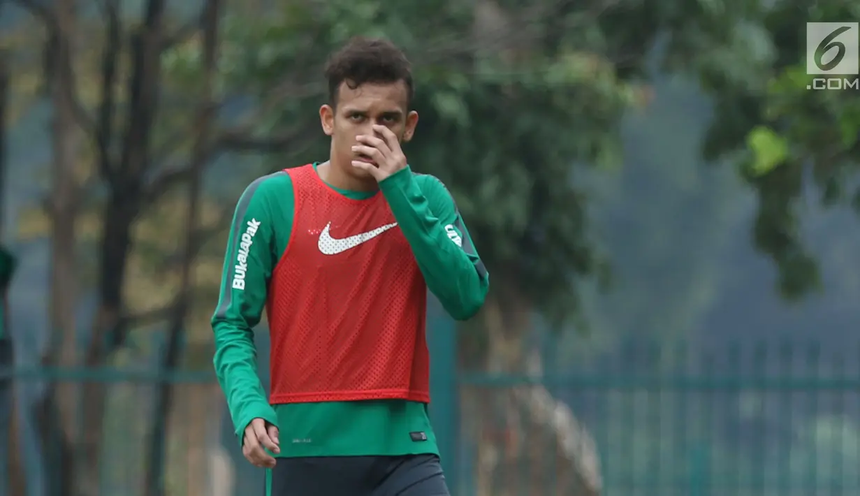 Pesepakbola, Egy Maulana Vikri menyapa penonton usai latihan bersama Timnas Indonesia U-23 di Senayan, Jakarta, Sabtu (17/3). Egy yang kini tergabung dalam skuat Lechia Gdansk pulang ke tanah air untuk mengikuti latihan. (Liputan6.com/Helmi Fithriansyah)
