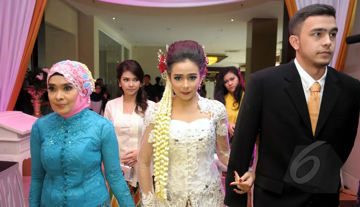 Sonya Fatmala (tengah) terlihat tegang saat didampingi kakak laki-lakinya, Bram Andrianus menuju ruang akad nikah di sebuah hotel kawasan TMII, Jakarta, Kamis (23/4/2015). (Liputan6.com/Panji Diksana)