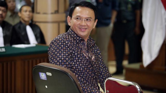 20161227-Hakim Bacakan Putusan Sela dalam Sidang Ahok-Jakarta