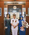 7 Potret Awkarin Tampil Anggun Berkebaya Navy Dampingi Sang Ayah dalam Pelantikan Jabatan Baru (credit: instagram.com/narinkovilda).