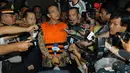 Sejumlah pewarta meminta keterangan pada mantan Menteri Agama, Suryadharma Ali usai diperiksa KPK di Jakarta, Jumat (10/4/2015). Suryadharma ditetapkan sebagai tersangka dugaan korupsi penyelenggaraan haji tahun 2012-2013. (Liputan6.com/Herman Zakharia)