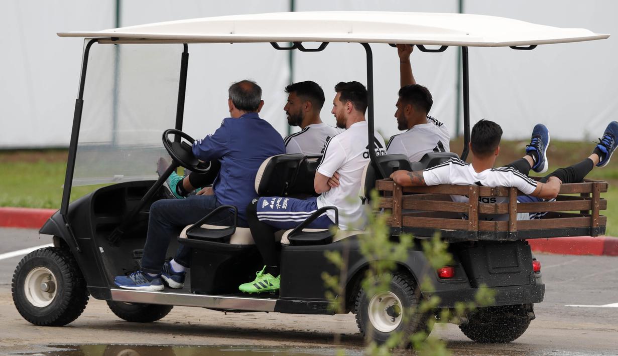 Striker Argentina, Lionel Messi bersama rekannya menaiki mobil golf saat latihan di Bronnitsy, Rusia, Rabu (13/6/2018). Lionel Messi menjadi tumpuan Timnas Argentina untuk menjuarai Piala Dunia 2018. (AP/Ricardo Mazalan)