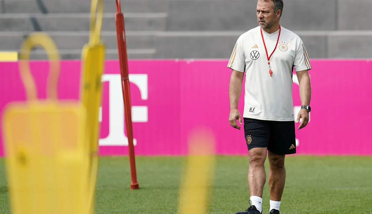 Flick mungkin perlu mencoba strategi yang berbeda ketika melawan Kolombia di Gelsenkirchen nanti. (Uwe Anspach/dpa via AP)