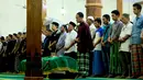 Keluarga dan kerabat menyalatkan jenazah Kiper Persela Lamongan, Choirul Huda di Jawa Timur (15/10). Choirul Huda sempat mendapat pertolongan dengan alat bantu oksigen, namun nyawanya tak tertolong. (AFP Photo/Juni Kriswanto)
