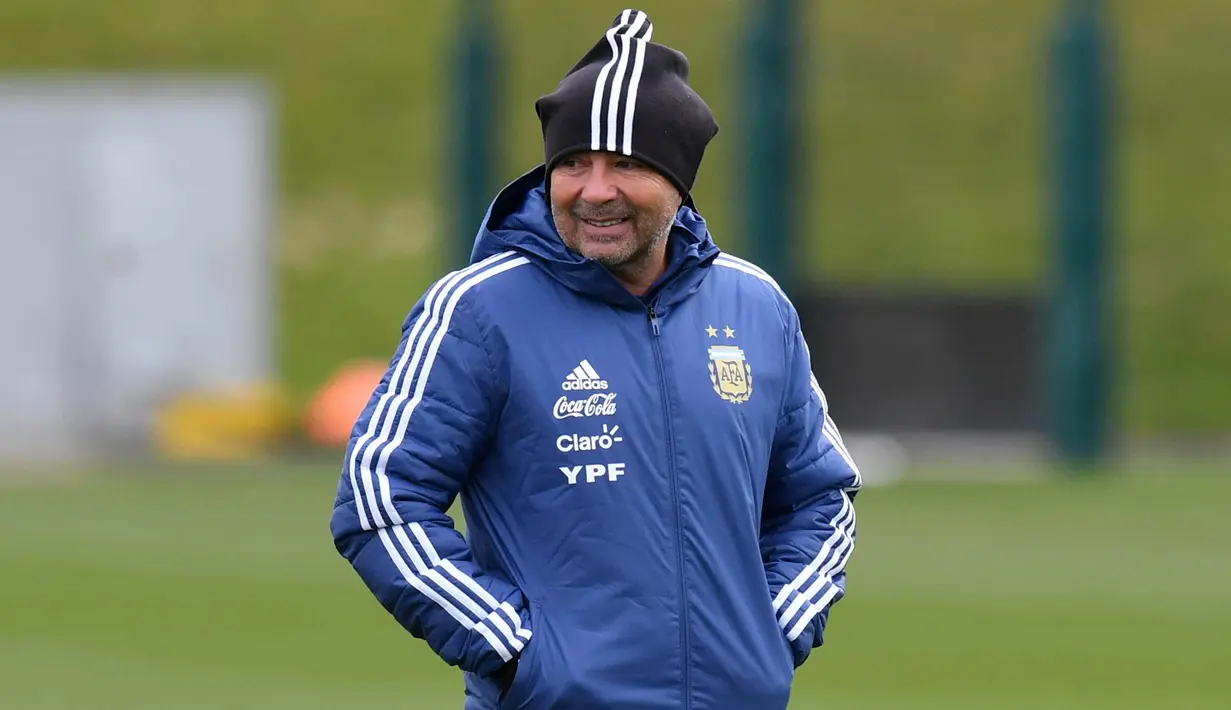 Pelatih Argentina Jorge Sampaoli melihat para pemainnya berlatih jelang menghadapi Italia pada pertandingan persahabatan di kompleks pelatihan City Academy di Manchester, Inggris (20/3). (AFP Photo/Anthony Devlin)