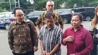 Perempuan bernisial W yang diduga telah menghina Dewi Perssik menyambangi Polres Metro Jakarta Selatan di dampingi suaminya pada Rabu (9/11/2022). (M. Altaf Jauhar)