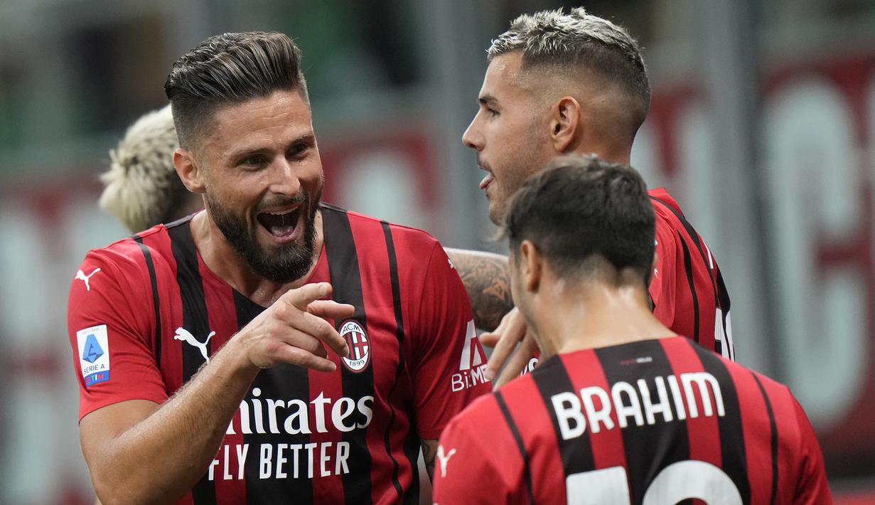 Pada menit ke-24, AC Milan berhasil perlebar keunggulan lewat Olivier Giroud (kiri). Giroud berhasil memanfaatkan umpan dari Brahim Diaz menjadi tendangan first time menggunakan kaki kirinya. Gol ini sekaligus menjadi gol pertamanya di Liga Italia bersama AC Milan. (Foto: AP/Luca Bruno)