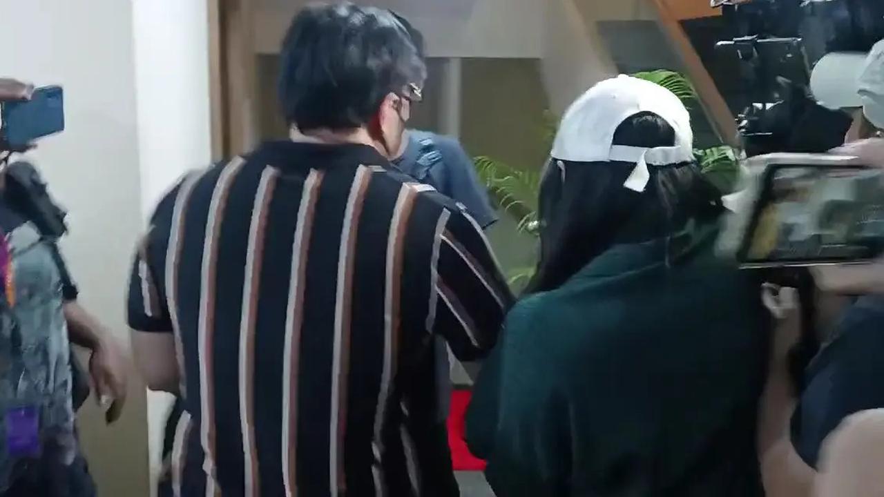 Sosok Ayah Kuat, David Bayu Eks Naif Genggam Tangan Audrey Temani Diperiksa Polisi Dugaan Video Syur