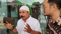 Opie Kumis  mendatangi Pengadilan Negeri (PN) Jakarta Timur.