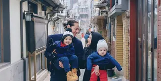 Cuaca dingin di Korea Selatan  membuat keluarga Cut Meyriska-Roger Danuarta tampil dengan pakaian tebal.