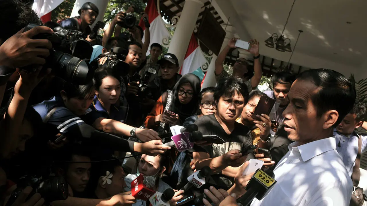 Salah Tanda, Jokowi Tersipu