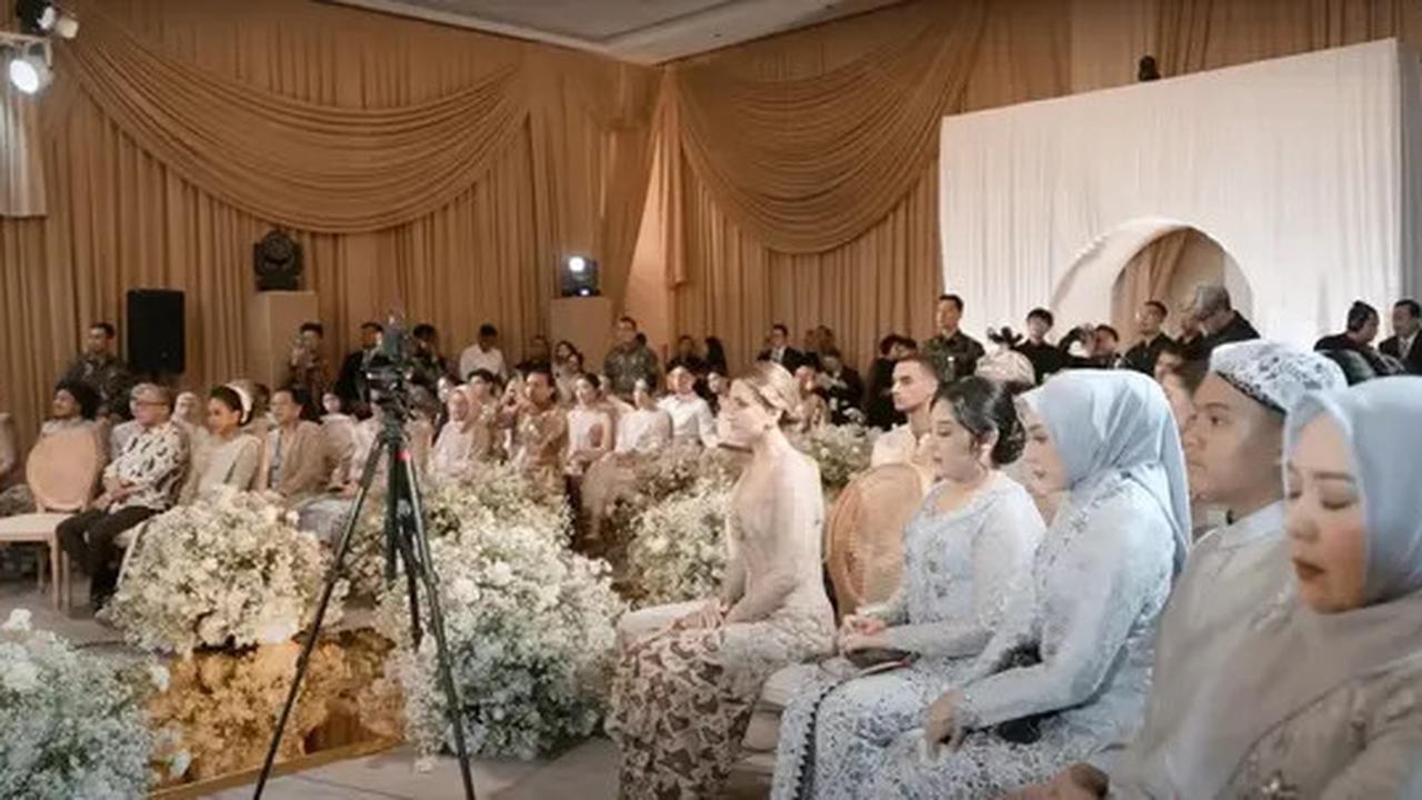 Potret Detail Dekorasi Akad Nikah Al Ghazali dan Alyssa Daguise, Elegan dengan Nuansa Gold dan Putih