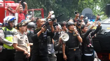 Tim Densus 88 mengepung terduga pelaku ledakan bom panci di dalam kantor Kelurahan Arjuna, Kecamatan Cicendo, Bandung, Senin (27/2). Di lantai dua kantor lurah tersebut, teridentifikasi seorang pria yang diduga teroris, bersembunyi. (Timor Matahari/AFP)