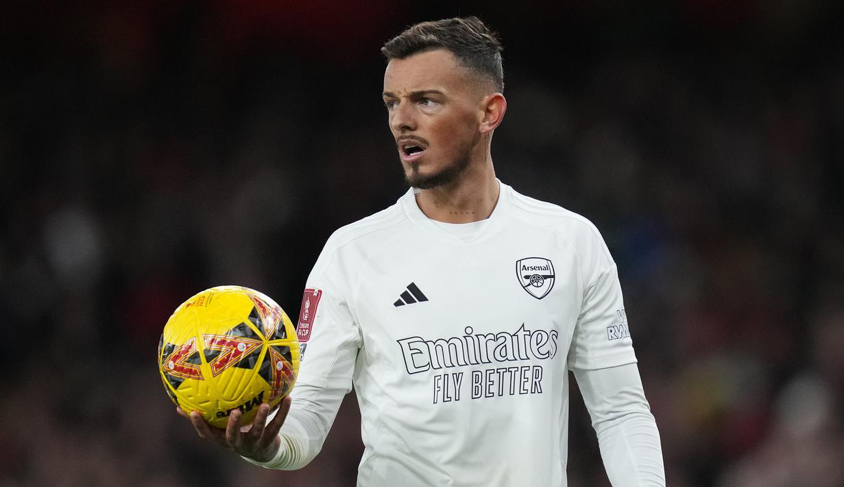 Pemain Arsenal, Ben White memegang bola saat laga putaran ketiga Piala FA 2023/2024 melawan Liverpool di Emirates Stadium, London, Inggris, Minggu (07/01/2024) WIB. Penggunaan jersey serba putih ini merupakan kampanye Arsenal untuk melawan kekerasan dan kejahatan di kalangan remaja. (AP Photo/Kirsty Wigglesworth)