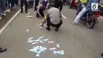 Polisi menyelamatkan perampok nasabah bank yang akan diamuk massa di Padang Sumatera Barat.