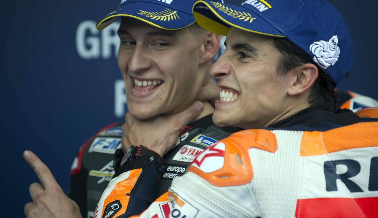 Marc Marquez seolah hendak mencekik leher Fabio Quartararo (kiri) pebalap Petronas Yamaha SRT asal Prancisyang berhasil meraih posisi pertama dalam sesi kualifikasi pada GP Spanyol di Sirkuit Jerez de la Frontera. (AFP/Jorge Guerrero)