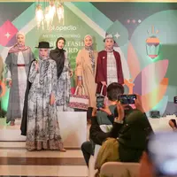 Dewi Sandra terpesona keindahan bangunan di Andalusia yang jadi inspirasi motif dalam koleksi busana muslim untuk Tokopedia Muslim Fash Forward 2022