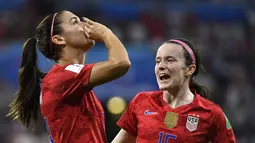 Penyerang Amerika Serikat Alex Morgan (kiri) berselebrasi usai mencetak gol ke gawang Inggris pada semifinal Piala Dunia Wanita 2019 di Lyon Stadium, Prancis, Selasa (2/7/2019). Selebrasi Alex Morgan menjadi kontroversi karena dianggap melecehkan tim Inggris. (Philippe DESMAZES/AFP)